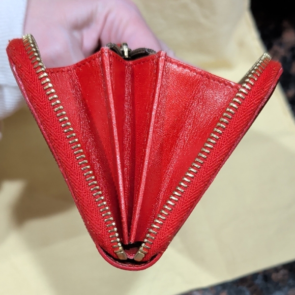 Fendi Vibrant Vintage Red Textured Wallet - Picture 11 of 16